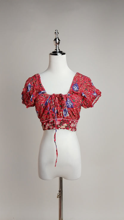 Blusa Crop Floral con Escote Corazón / ANB26031
