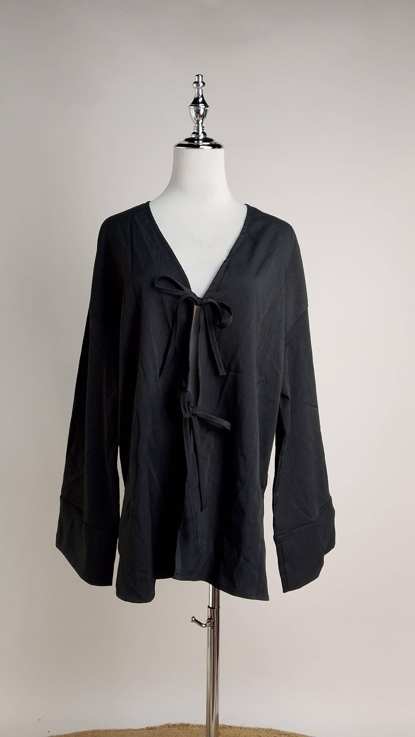 Blusa negra escote en V / ANB26030