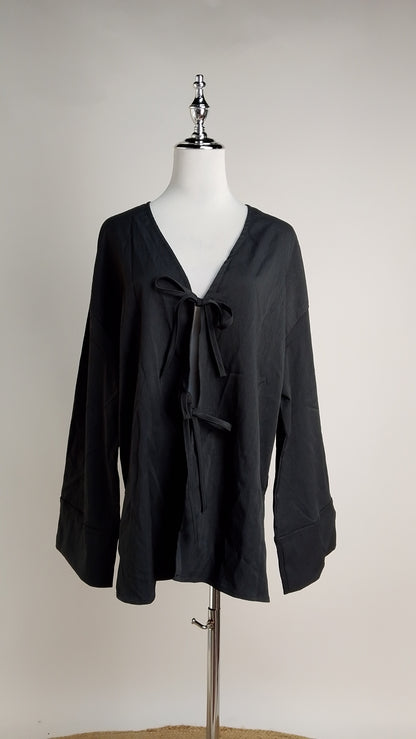 Blusa negra escote en V / ANB26030
