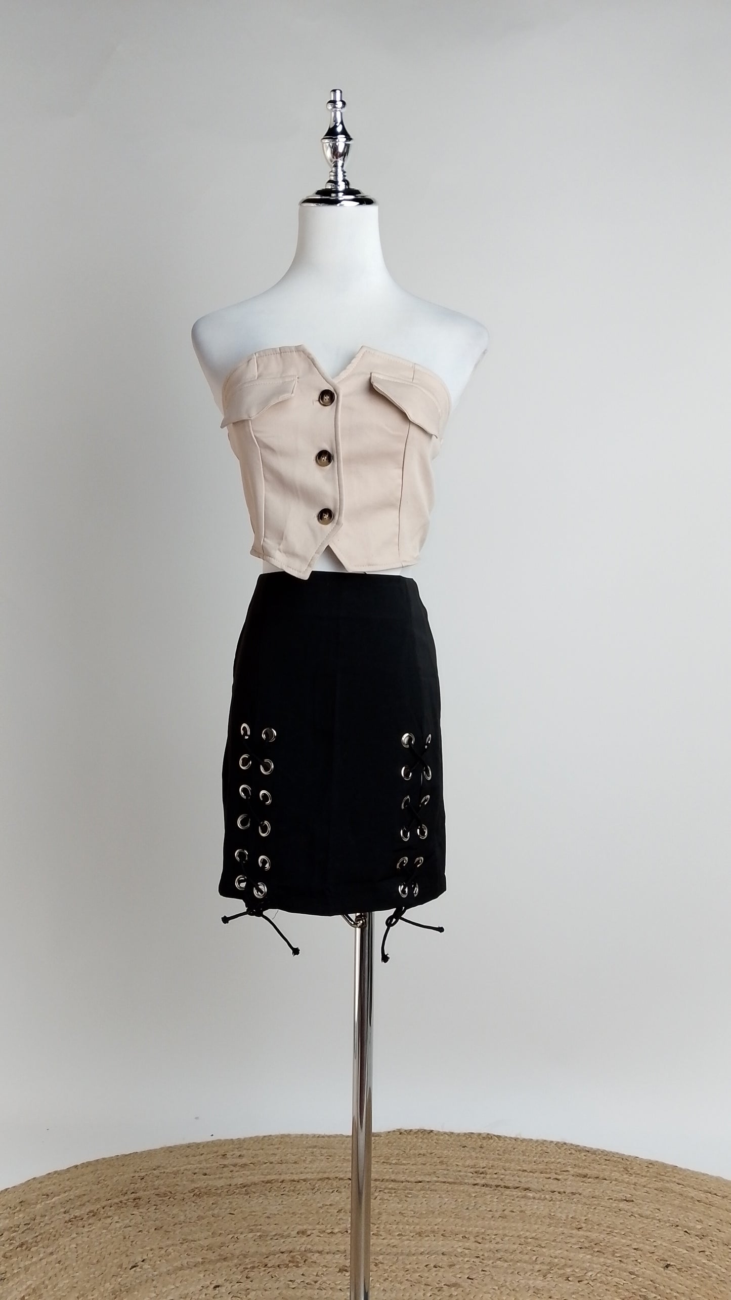 Falda Negra Ajustada con Botones / ANF01
