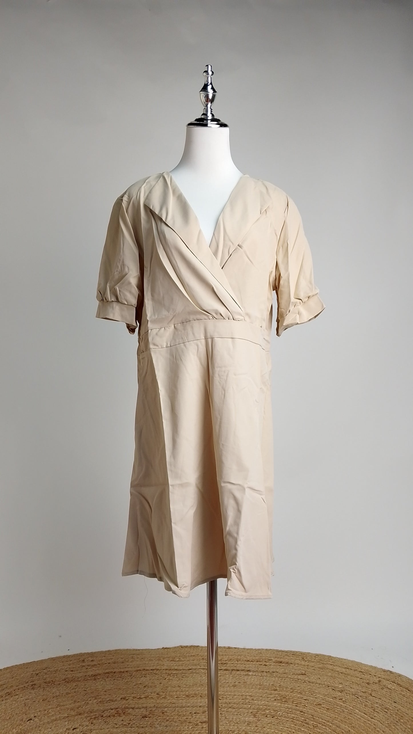 Vestido Beige de Manga Corta / L91A