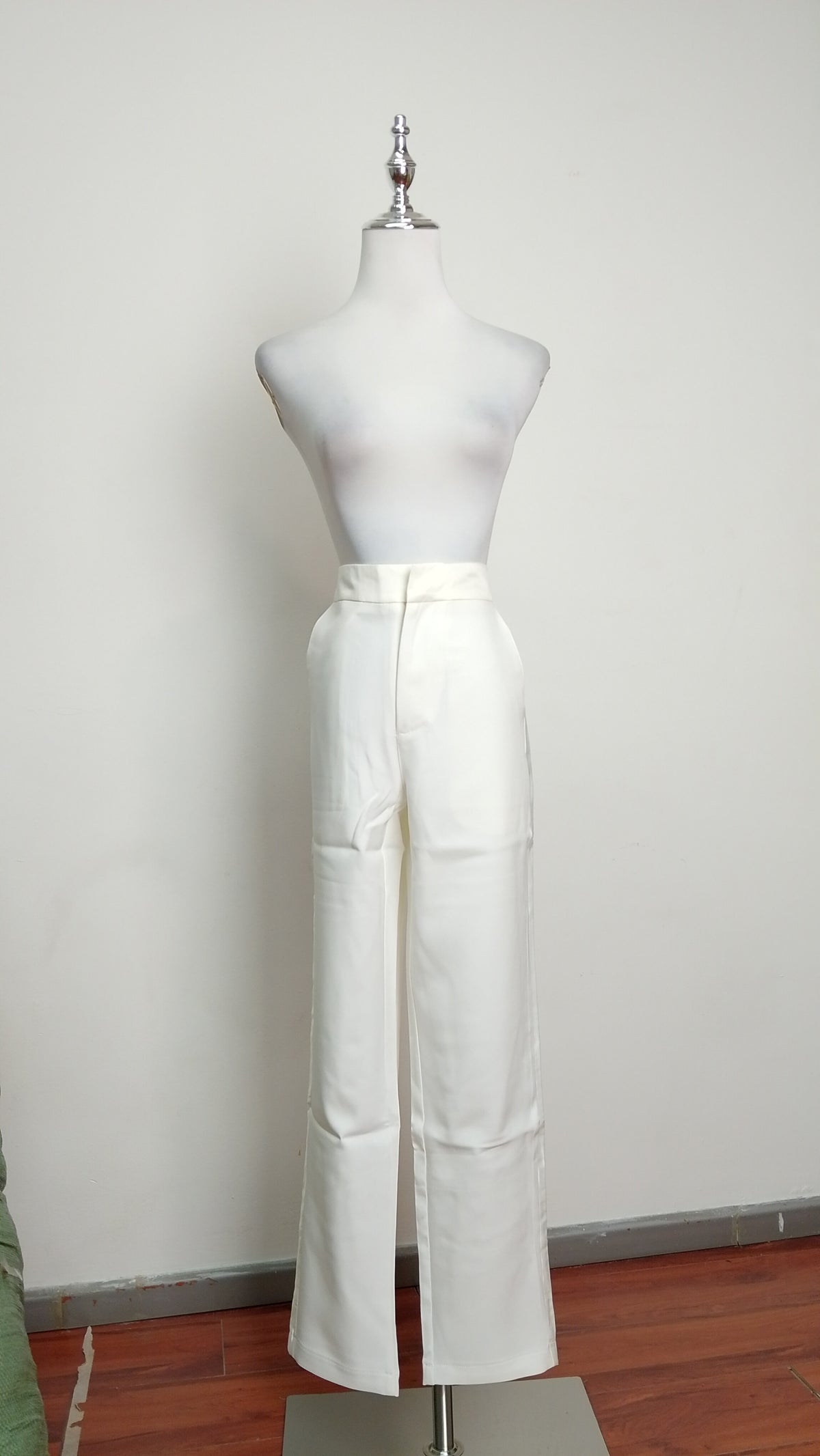 Blusa lila plisada + Pantalón Blanco Recto Clásico /OUTEV134