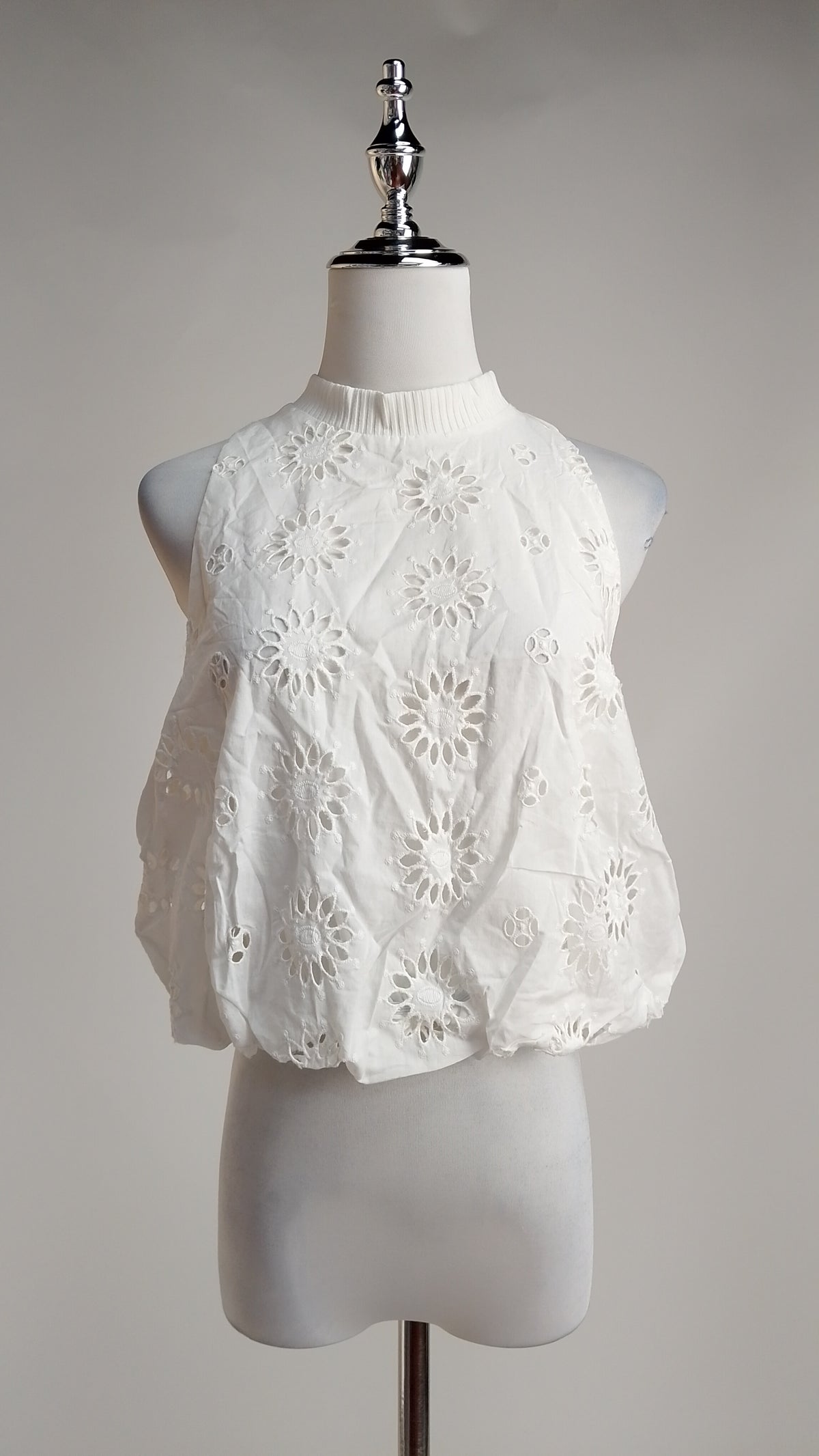Blusa de Algodón Bordada con Cuello Alto + Falda short corta blanca + Blazer Sastre Azul Pastel /OUTEV94