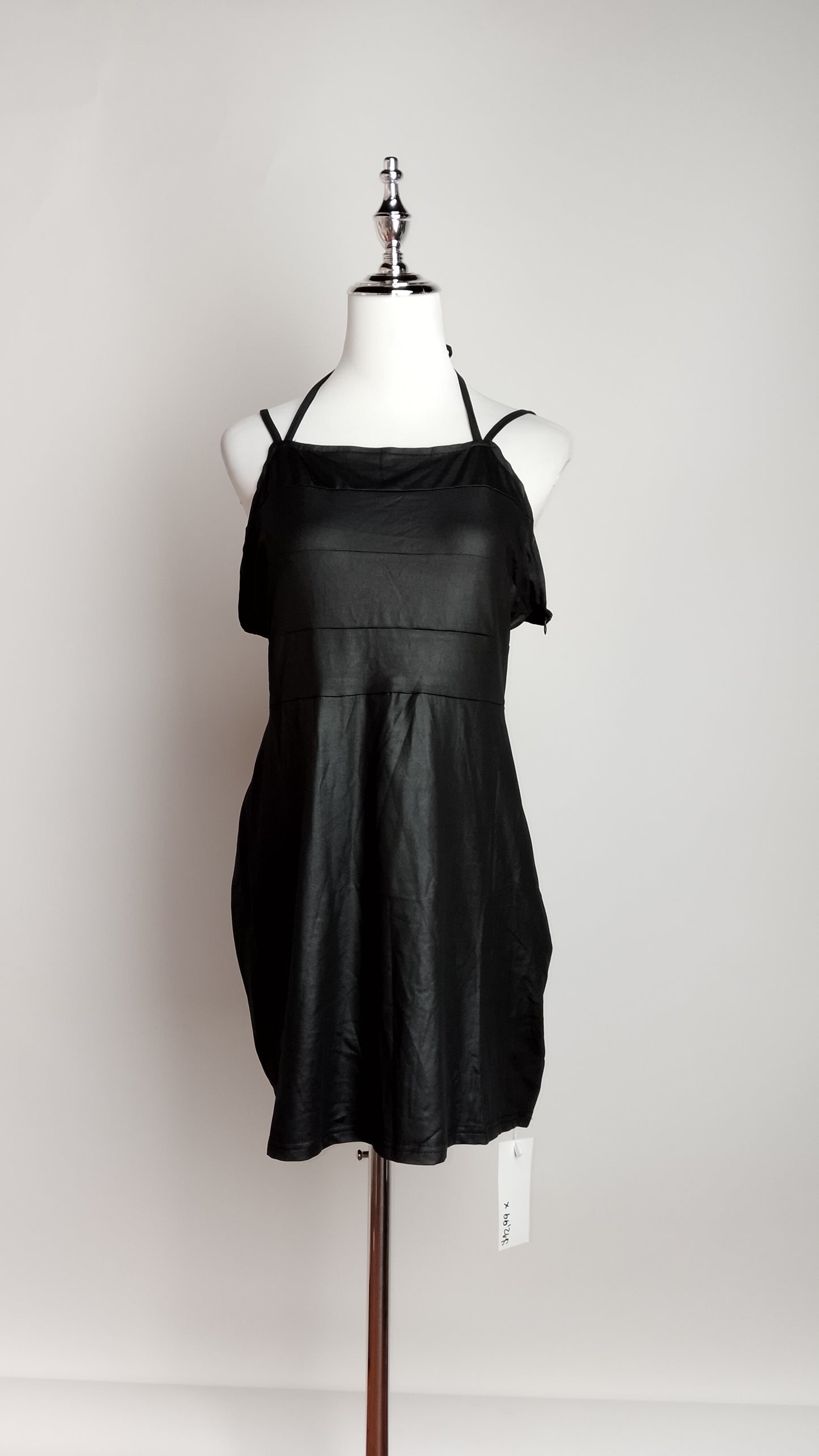 UV33 – Vestido negro corto clásico