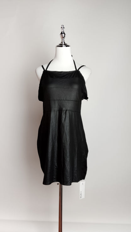 UV33 – Vestido negro corto clásico