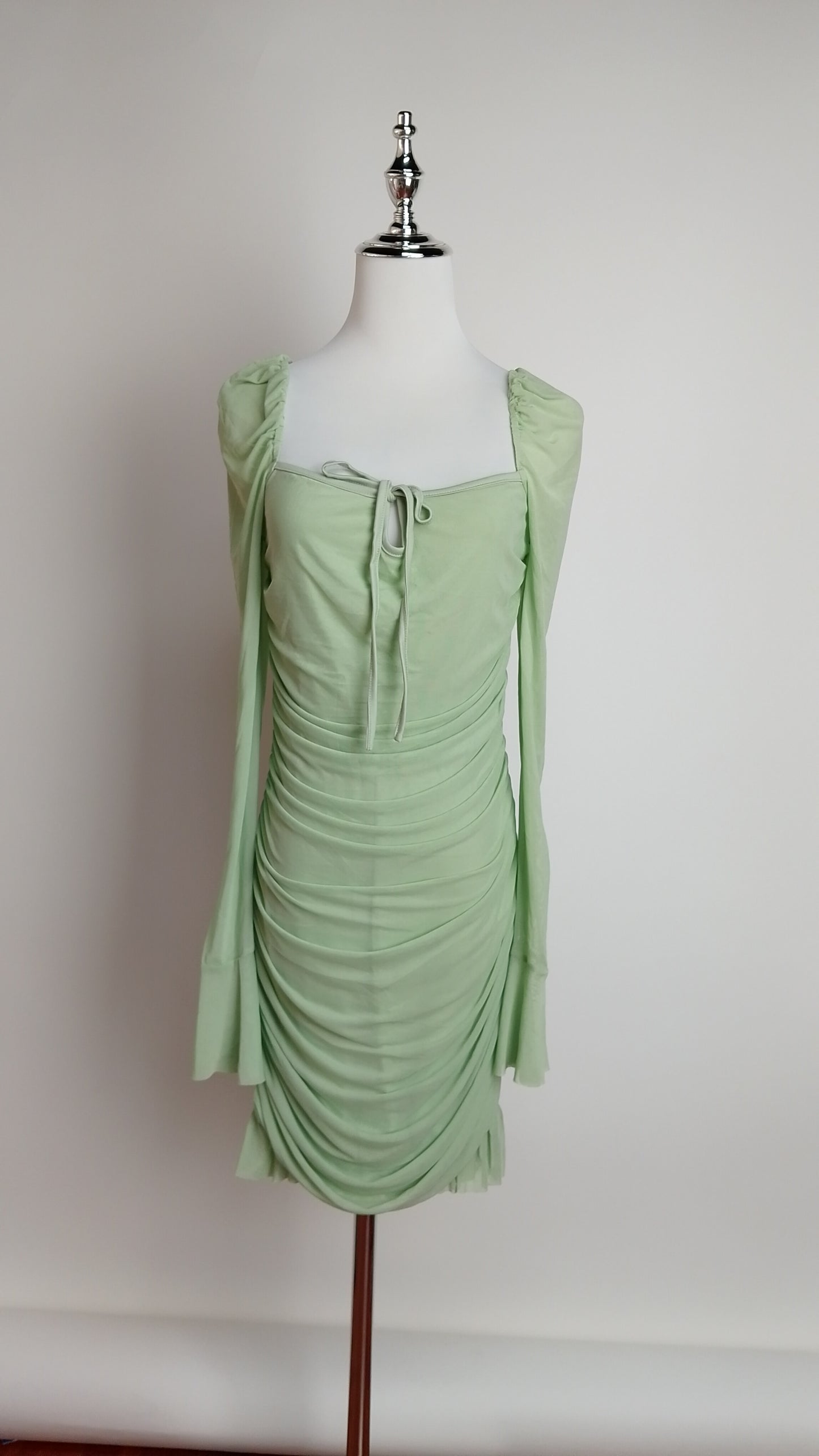 Vestido verde drapeado manga larga / UV50
