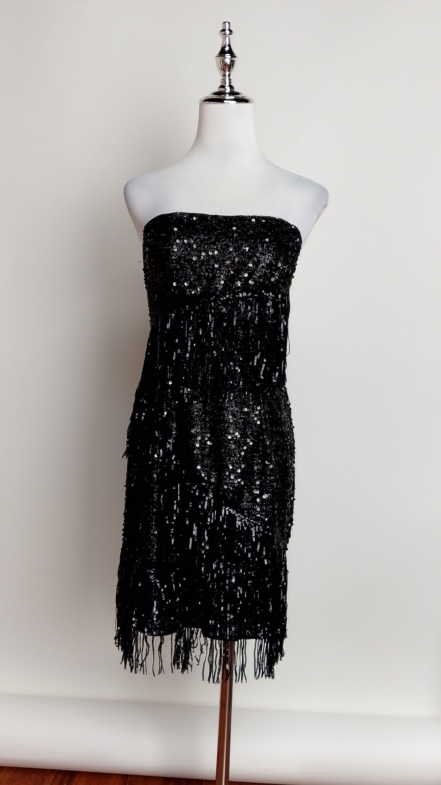 Vestido negro corto con flecos brillantes / UV12