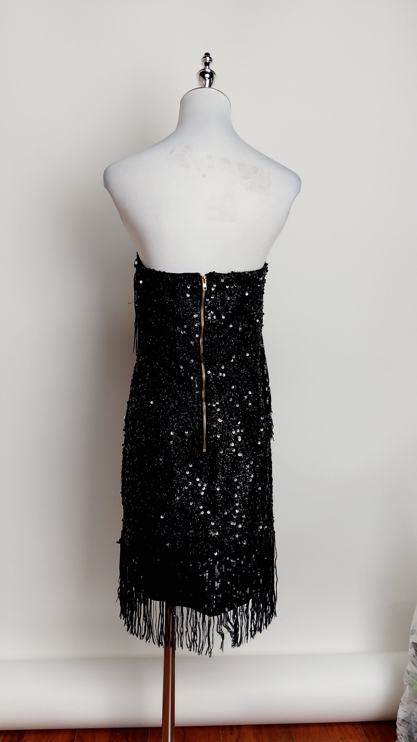 Vestido negro corto con flecos brillantes / UV12
