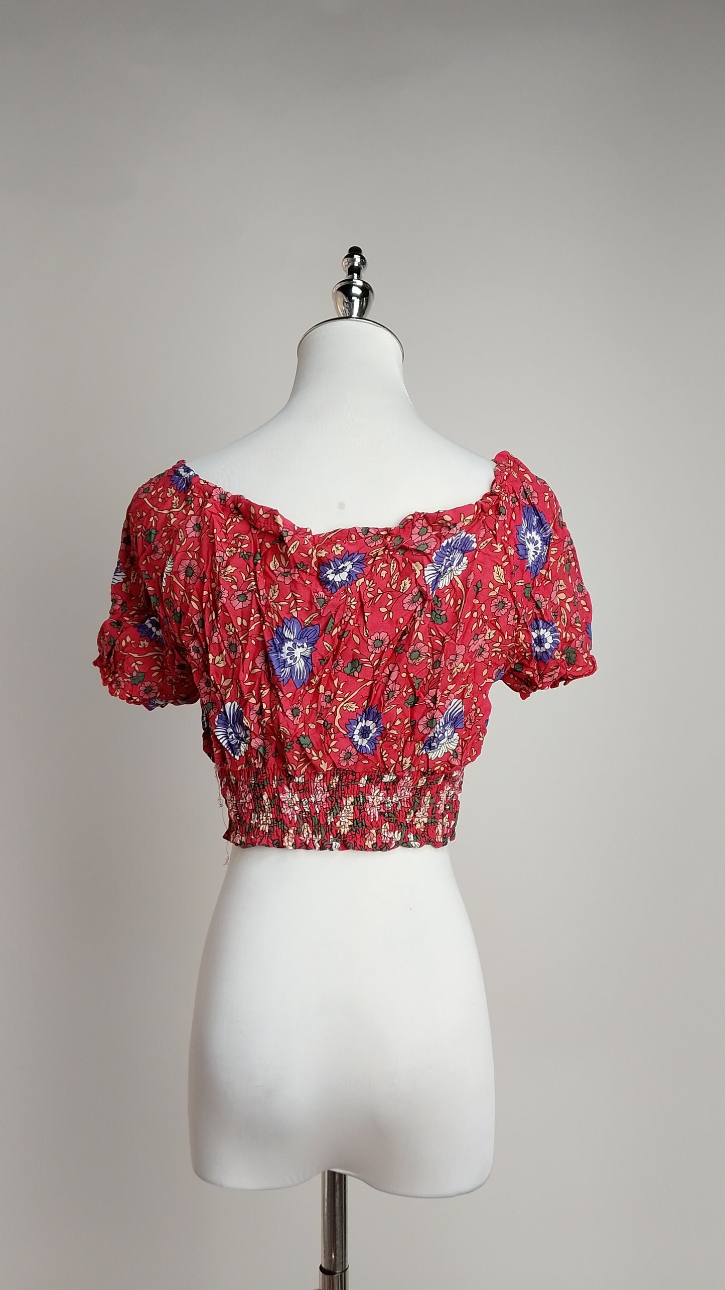 Blusa Crop Floral con Escote Corazón / ANB26031