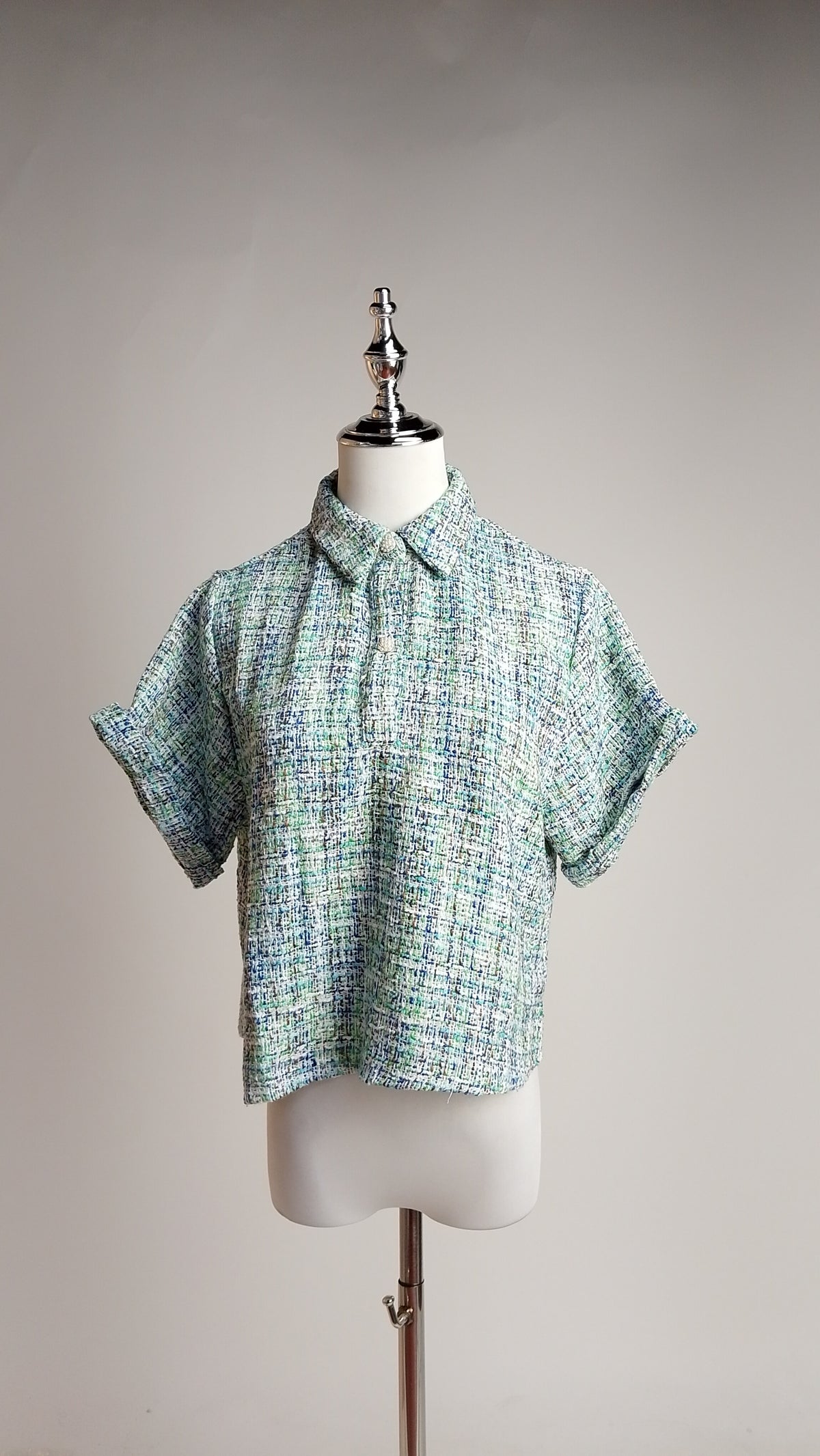 Blusa Estampada de Manga Corta con Cuello Camisero / ANB26049