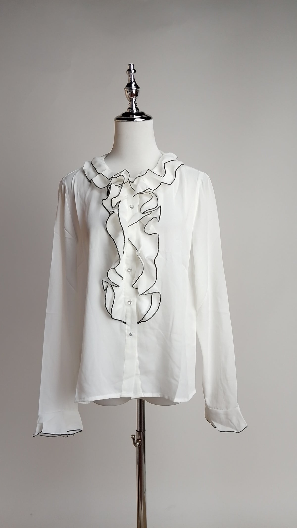 Blusa con Volantes Frontales y Cuello Alto / ANB26053