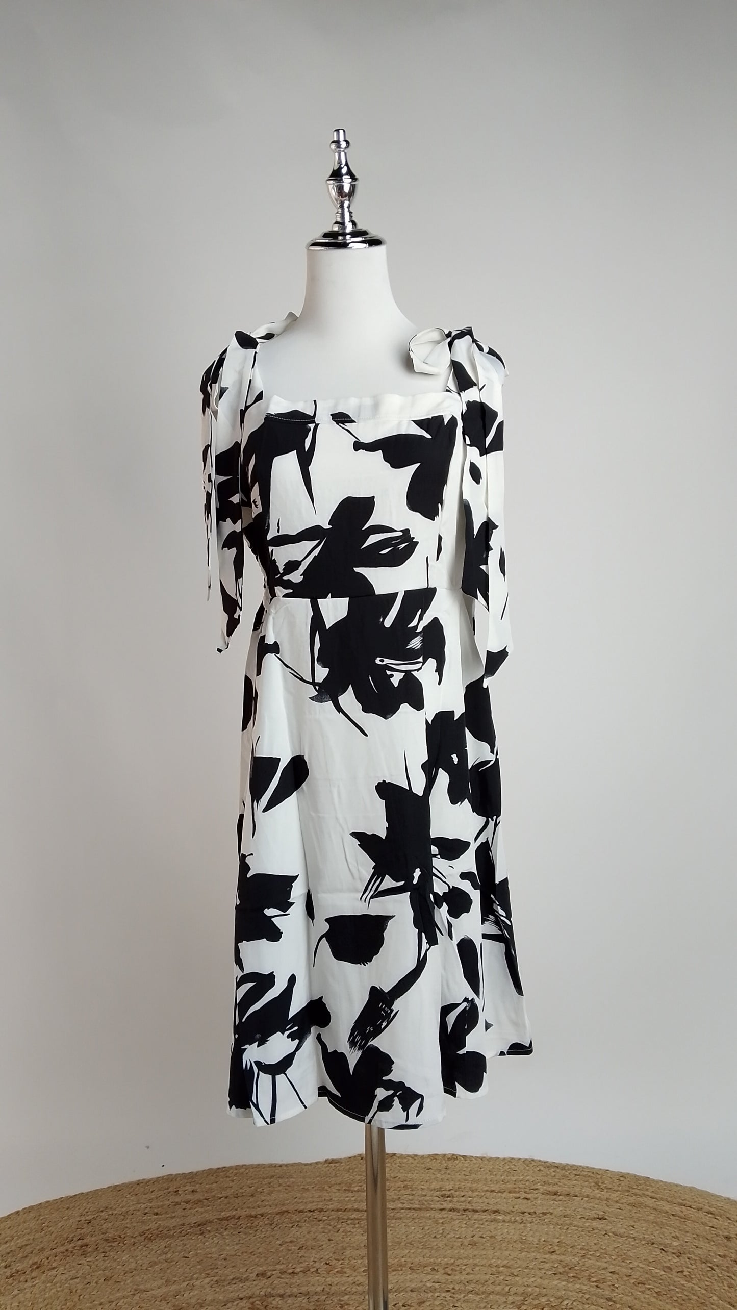 Vestido Blanco & Negro Estampado Elegante / MV02