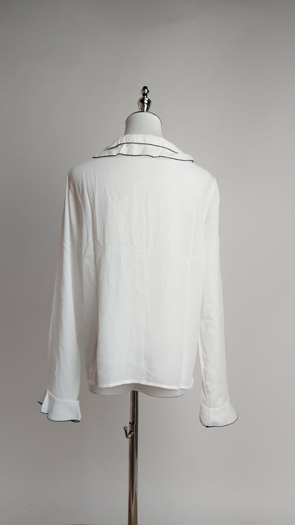 Blusa con Volantes Frontales y Cuello Alto / ANB26053