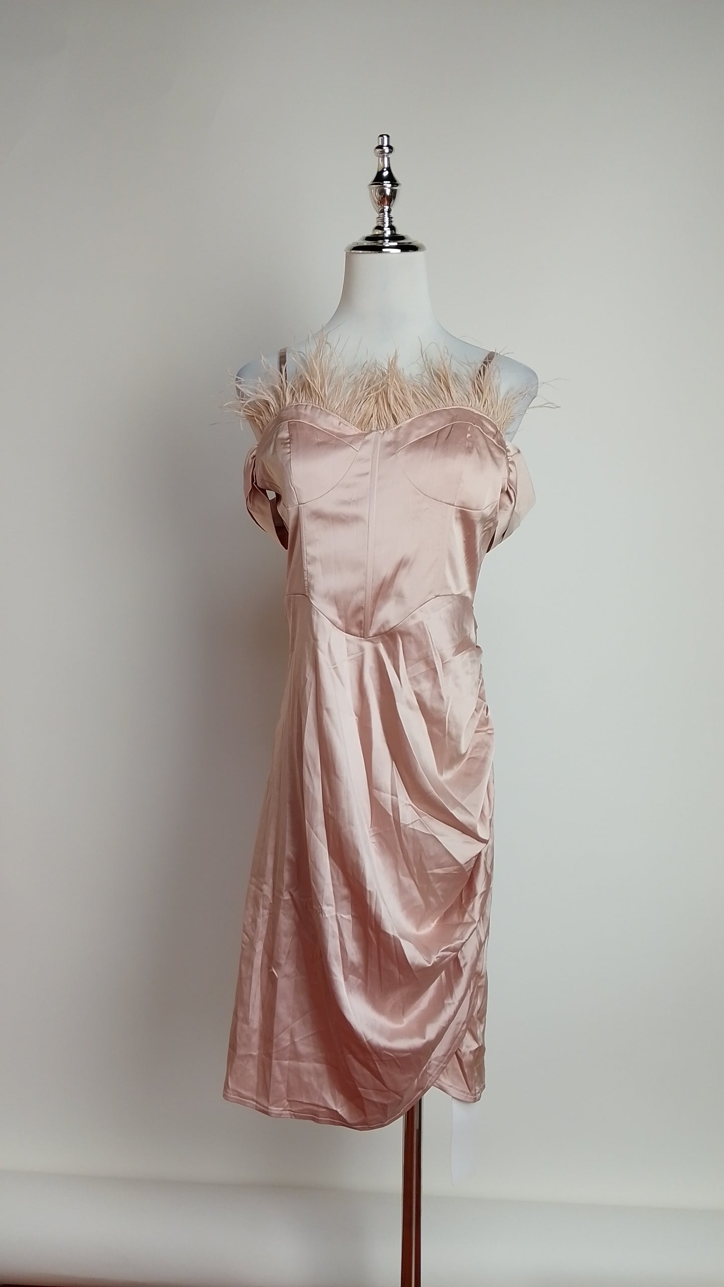 Vestido champán con plumas y escote corazón / UV6
