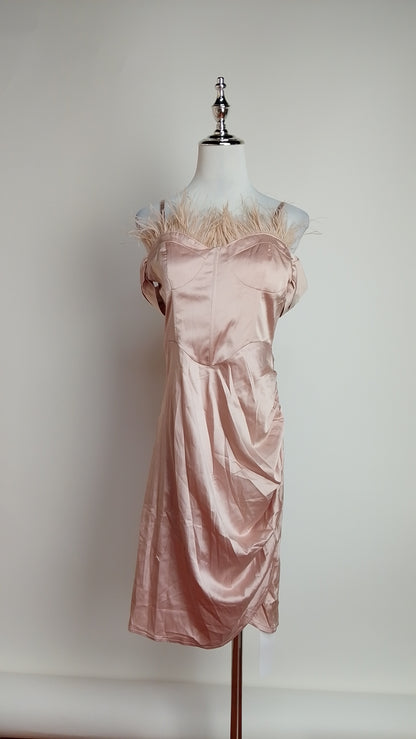 Vestido champán con plumas y escote corazón / UV6