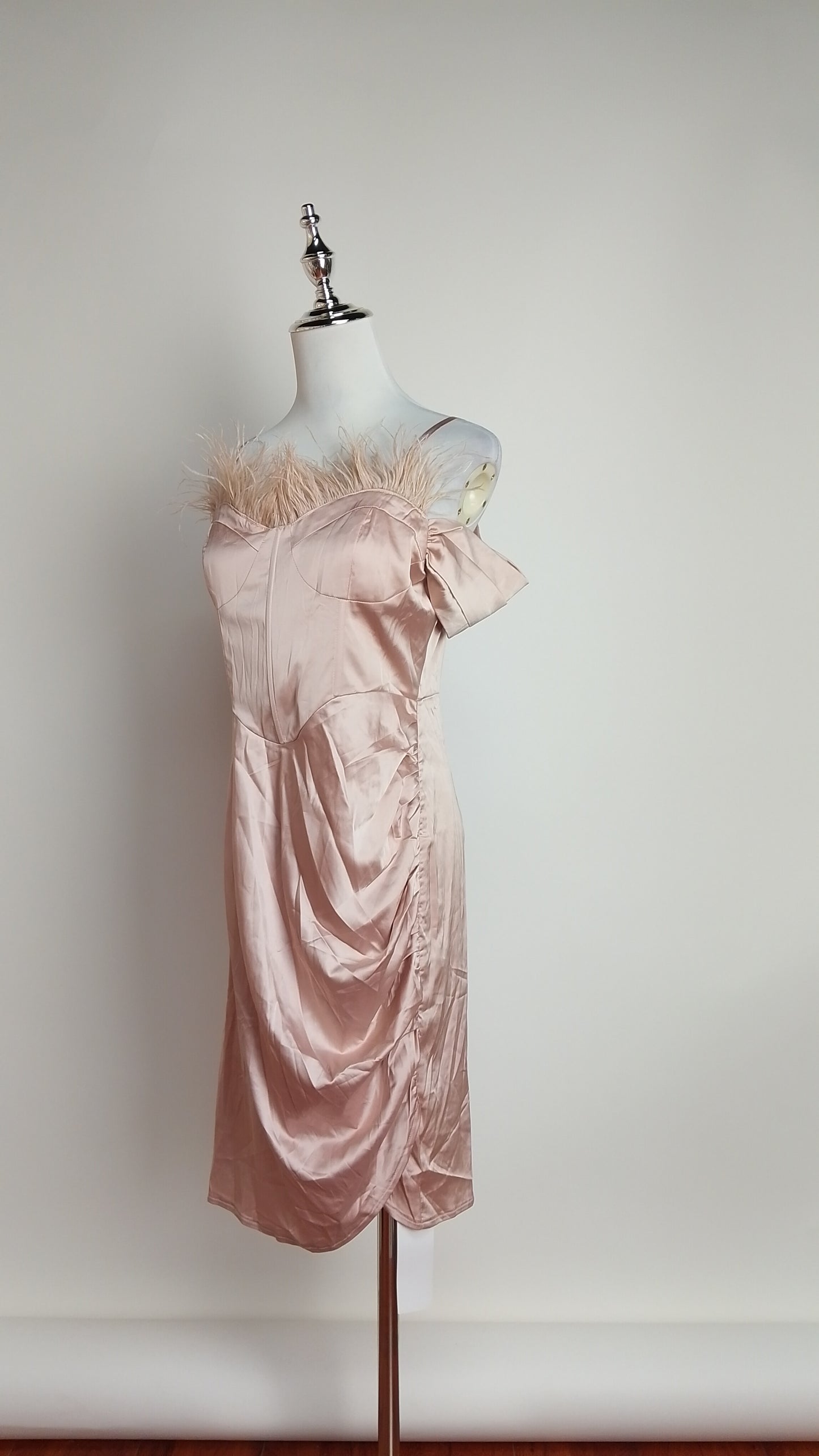 Vestido champán con plumas y escote corazón / UV6
