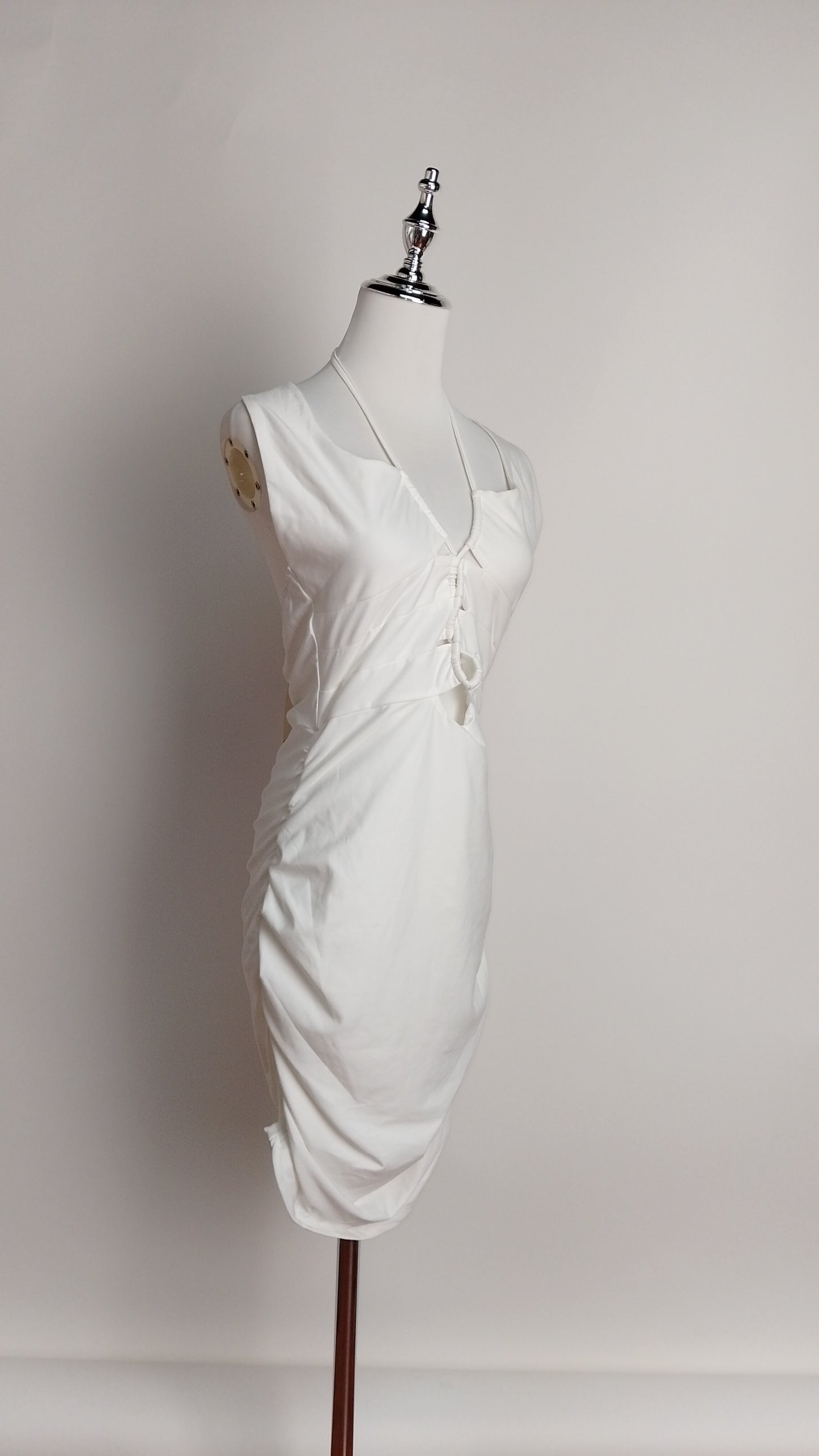 Vestido blanco drapeado escote V / UV57