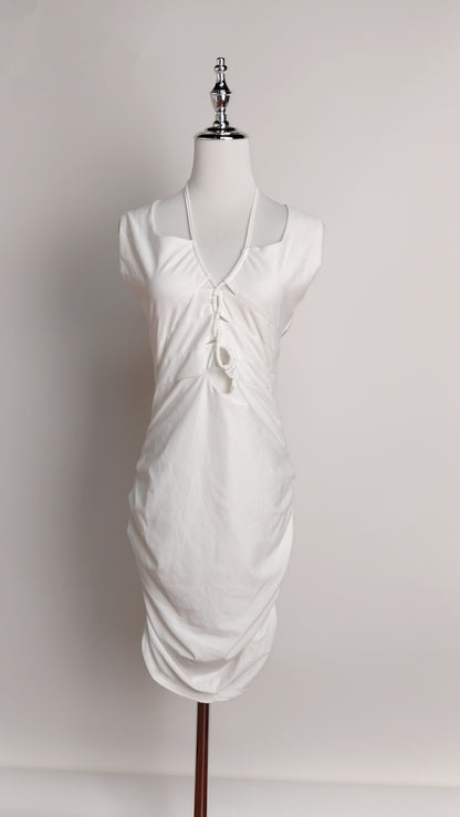 Vestido blanco drapeado escote V / UV57