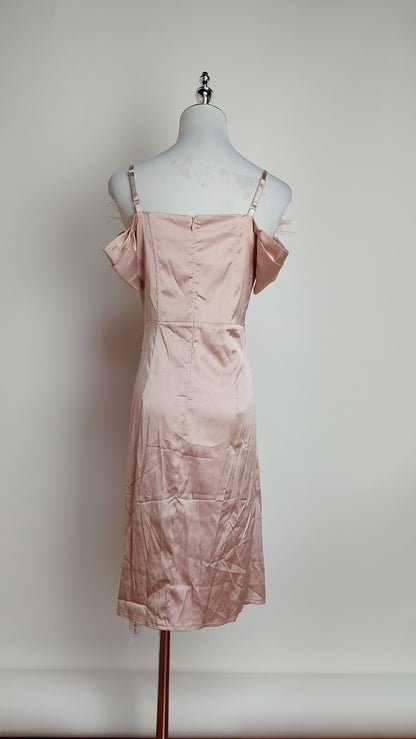 Vestido champán con plumas y escote corazón / UV6