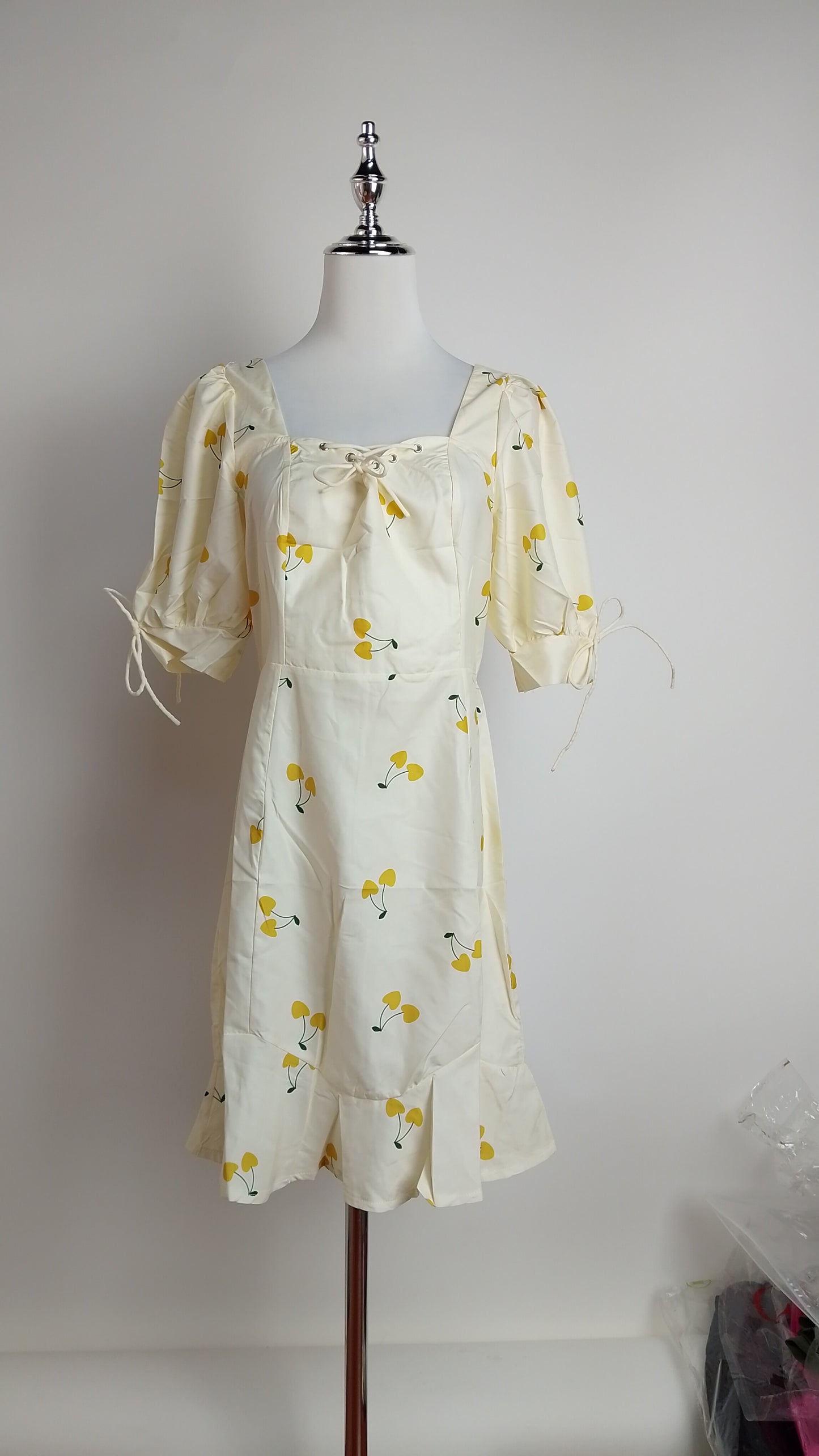 Vestido corto amarillo floral / L21A