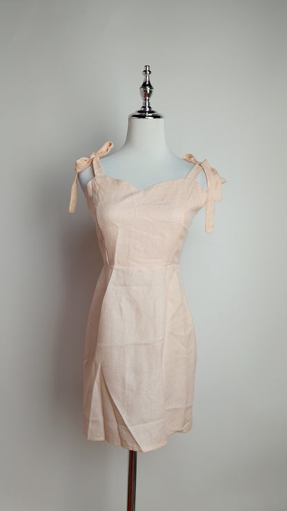 Vestido corto beige lazo hombro / L24A