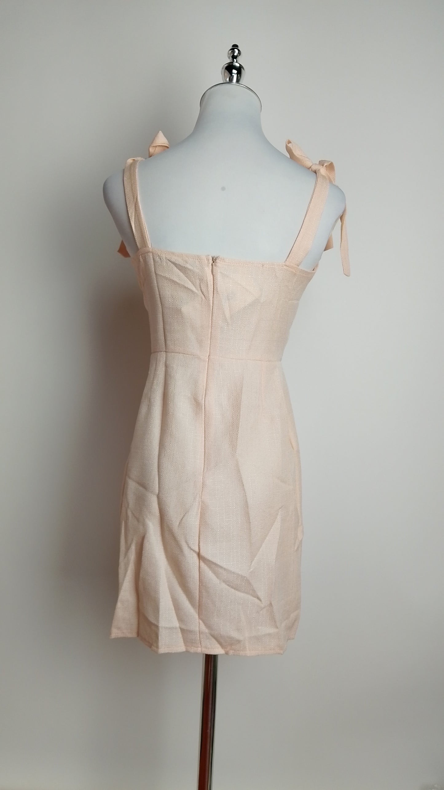Vestido corto beige lazo hombro / L24A