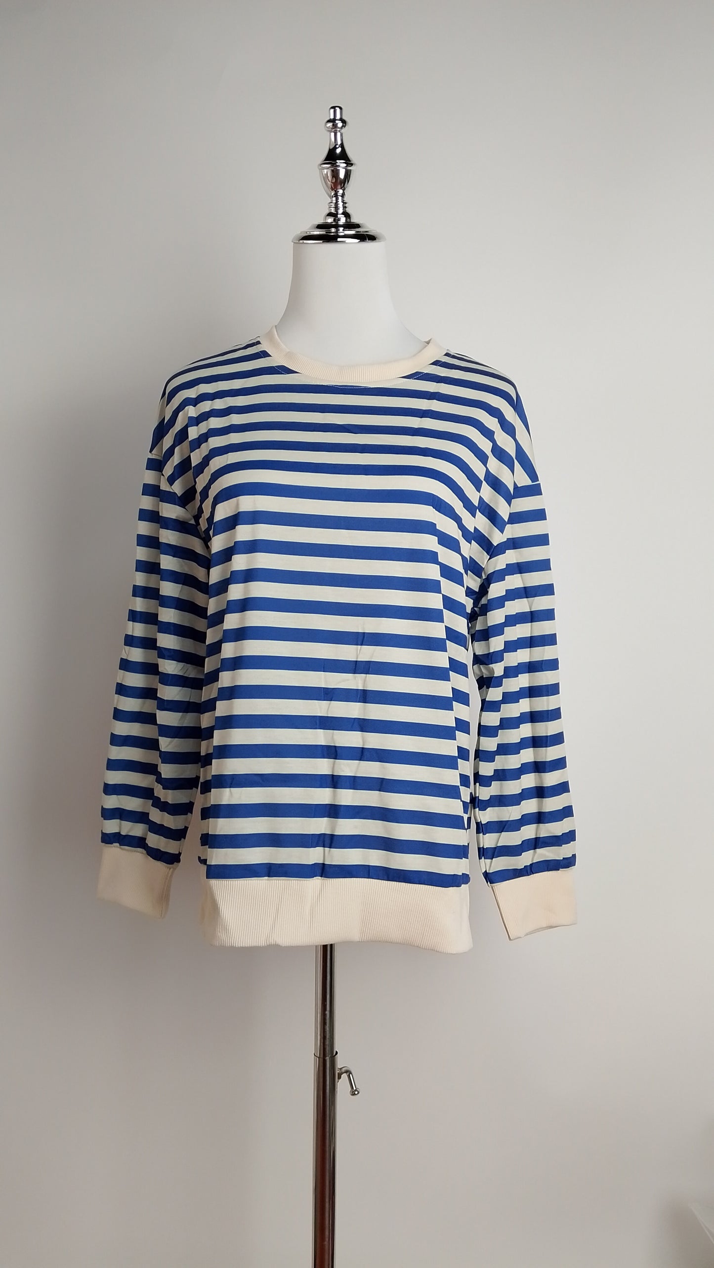 Suéter rayado azul y blanco / L38A