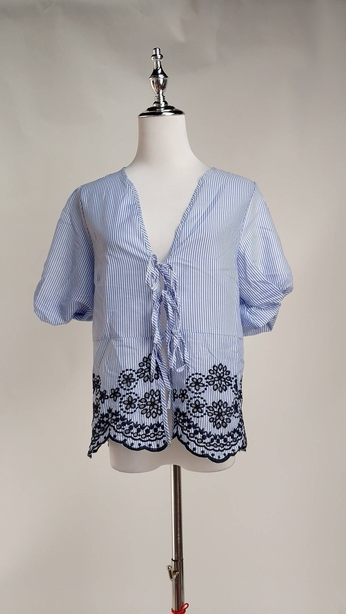 Blusa Celeste Corta con Bordado / ANB26076