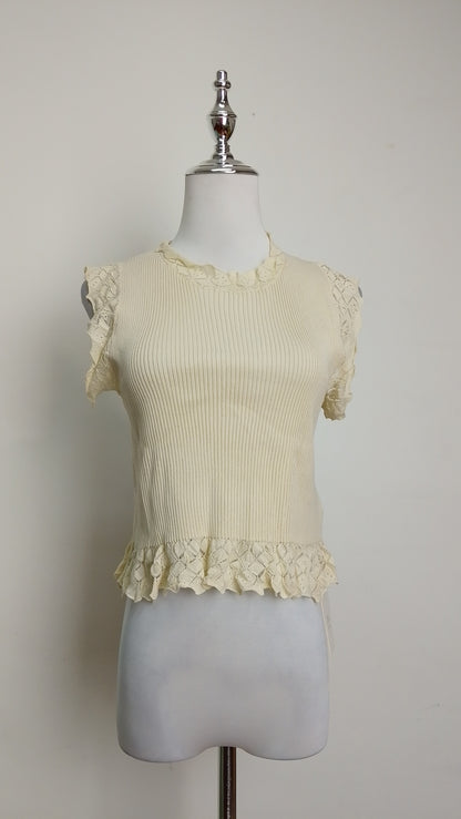Top Beige con Volantes + Blazer Sastre Azul Pastel + Pantalón wide-leg rayado beige /OUTEV74