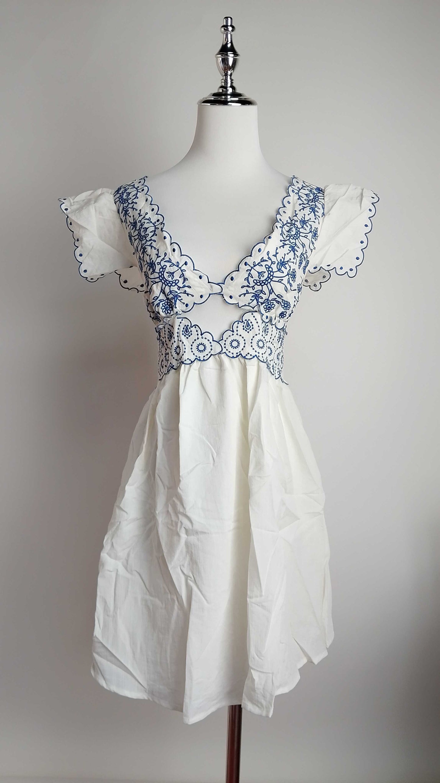 Vestido corto blanco con encaje celeste /SH18