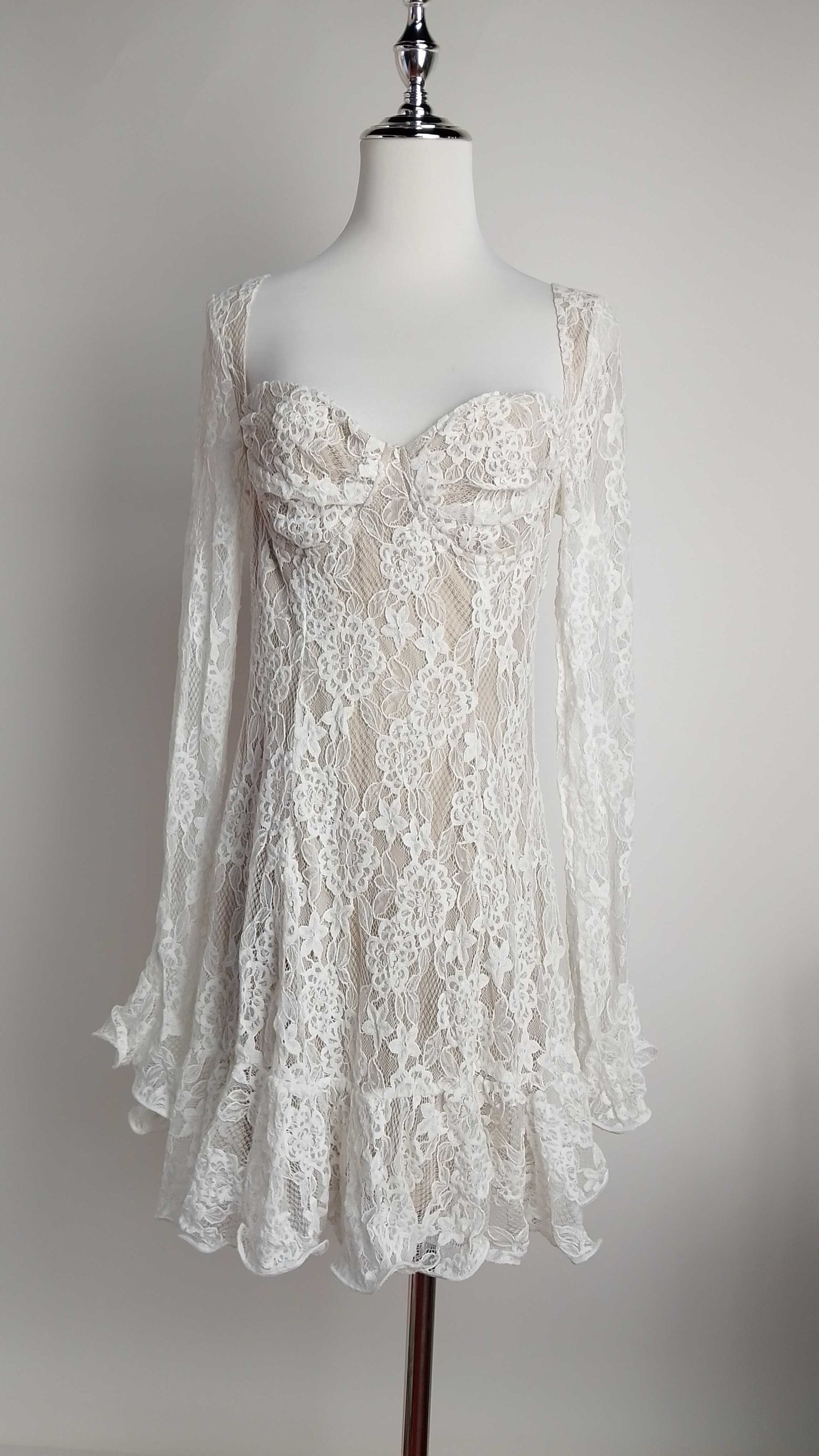 Vestido corto blanco de encaje / SH07