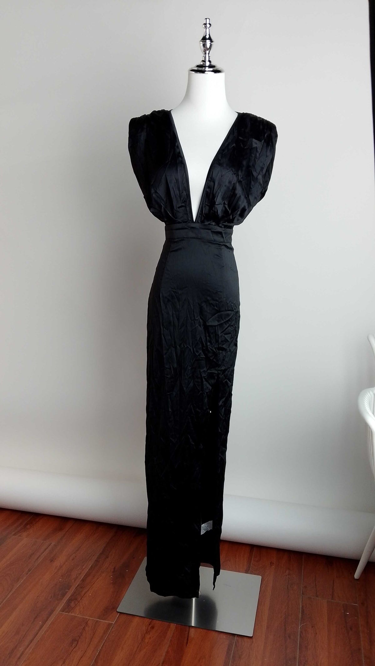 Vestido negro elegante con escote profundo /SH08