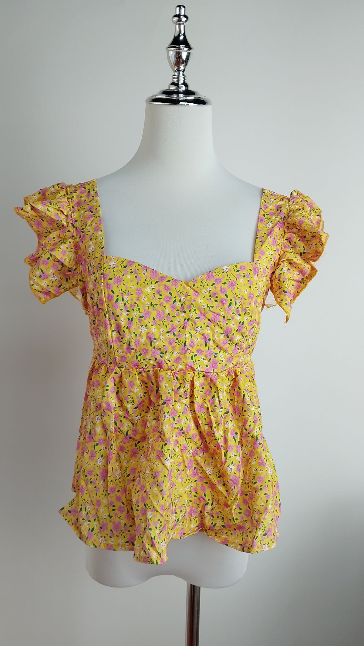 Blusa floral en tonos pastel con mangas cortas SH42 Betzy
