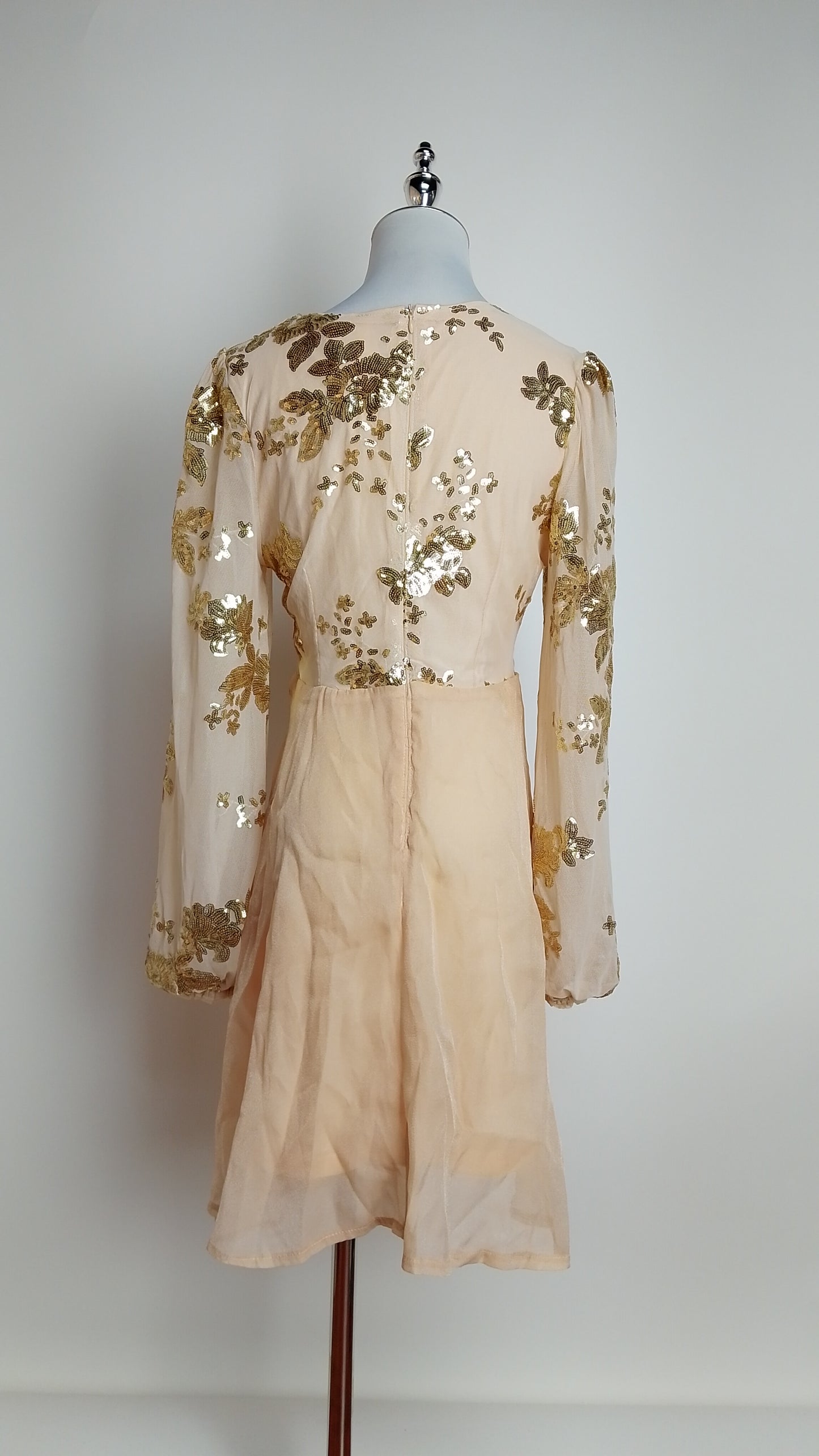 Vestido beige con aplicaciones doradas / UV22