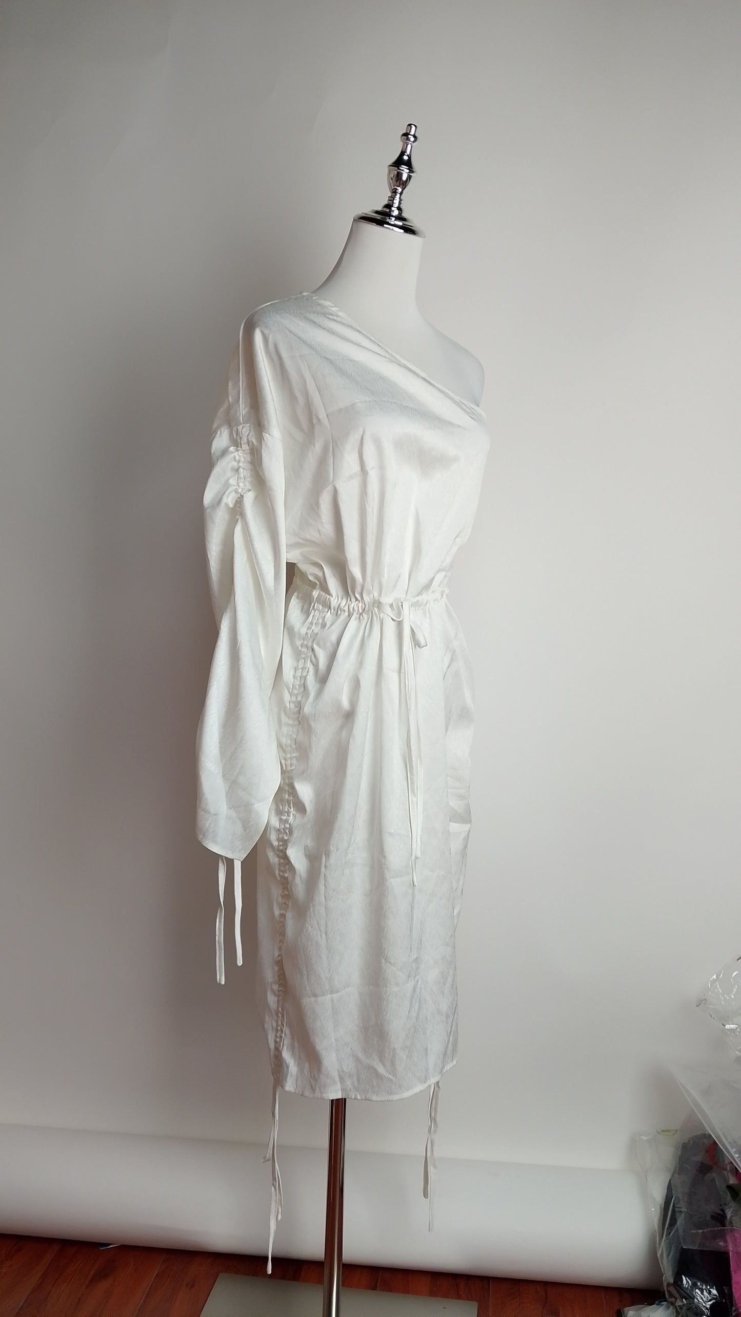 Vestido blanco asimétrico manga larga / UV80