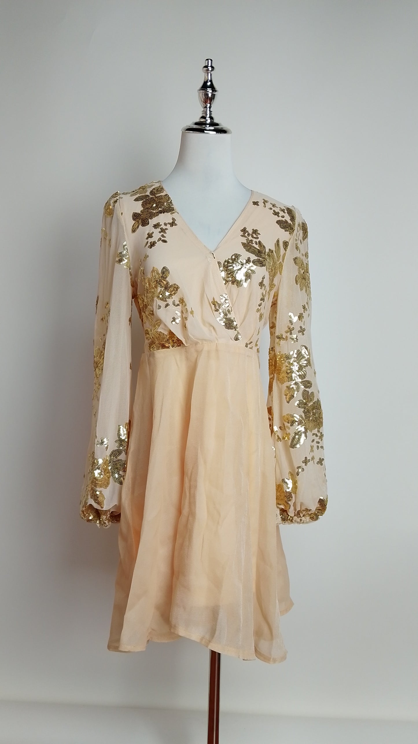 Vestido beige con aplicaciones doradas / UV22