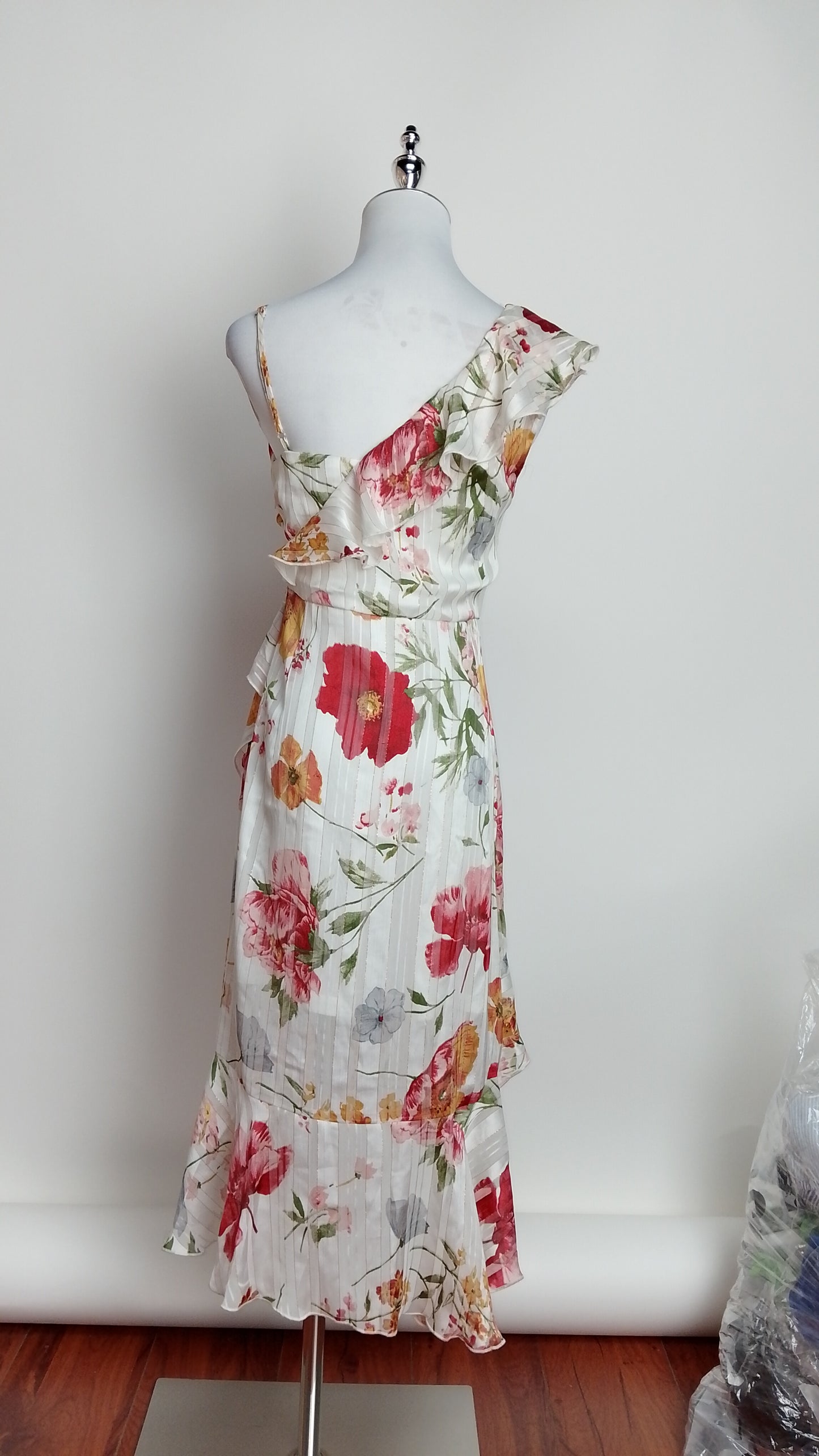 Vestido floral blanco con volantes / UV3