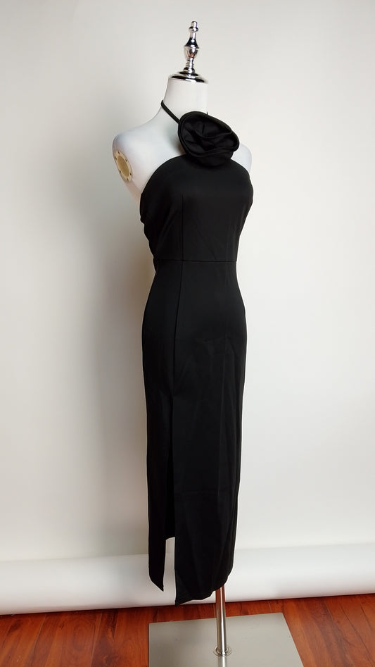 Vestido negro elegante cuello flor / UV20