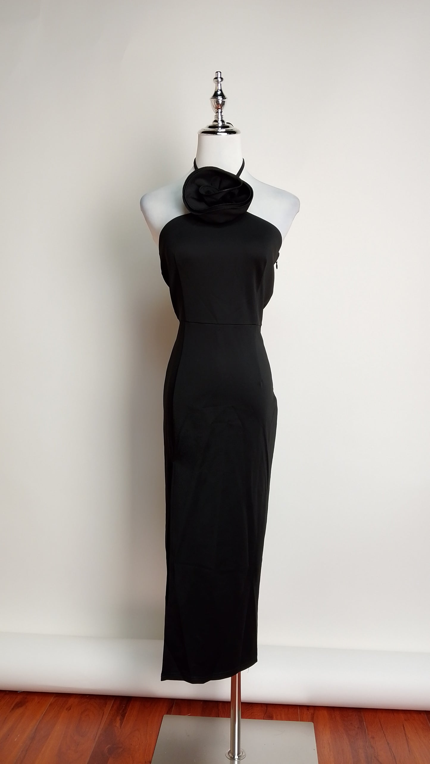 Vestido negro elegante cuello flor / UV20