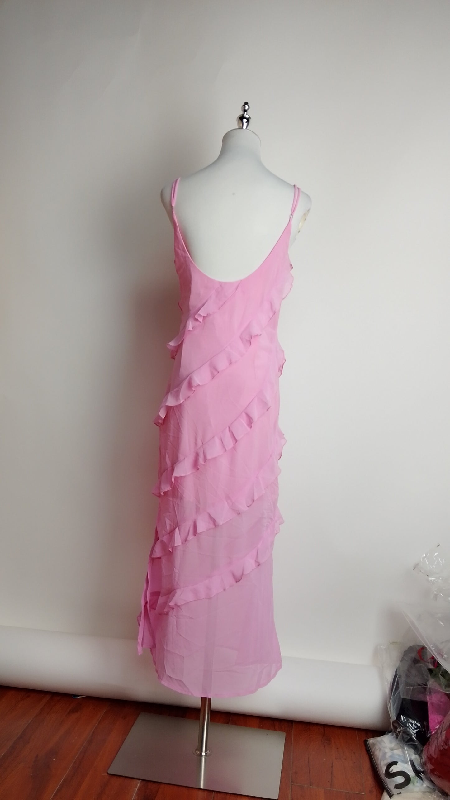 Vestido rosa con volantes / UV46