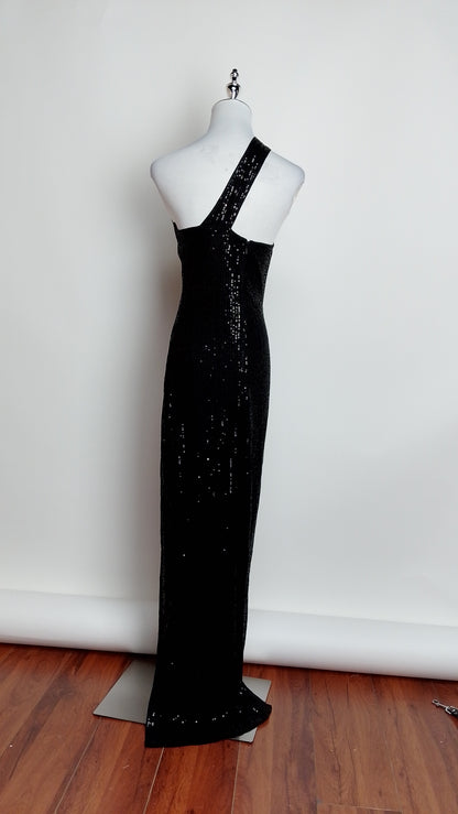 Vestido negro con lentejuelas y corte asimétrico / UV16