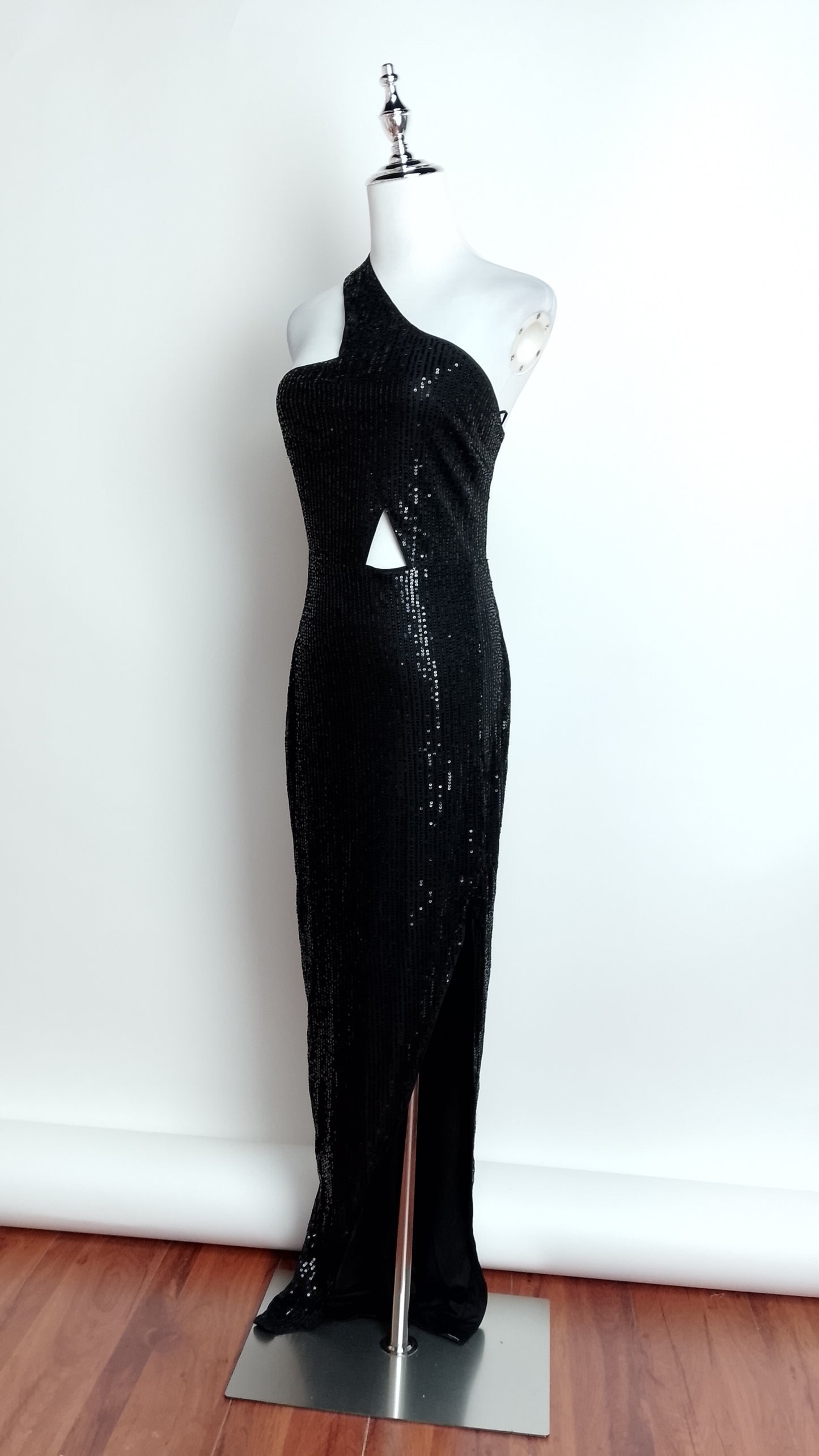 Vestido negro con lentejuelas y corte asimétrico / UV16