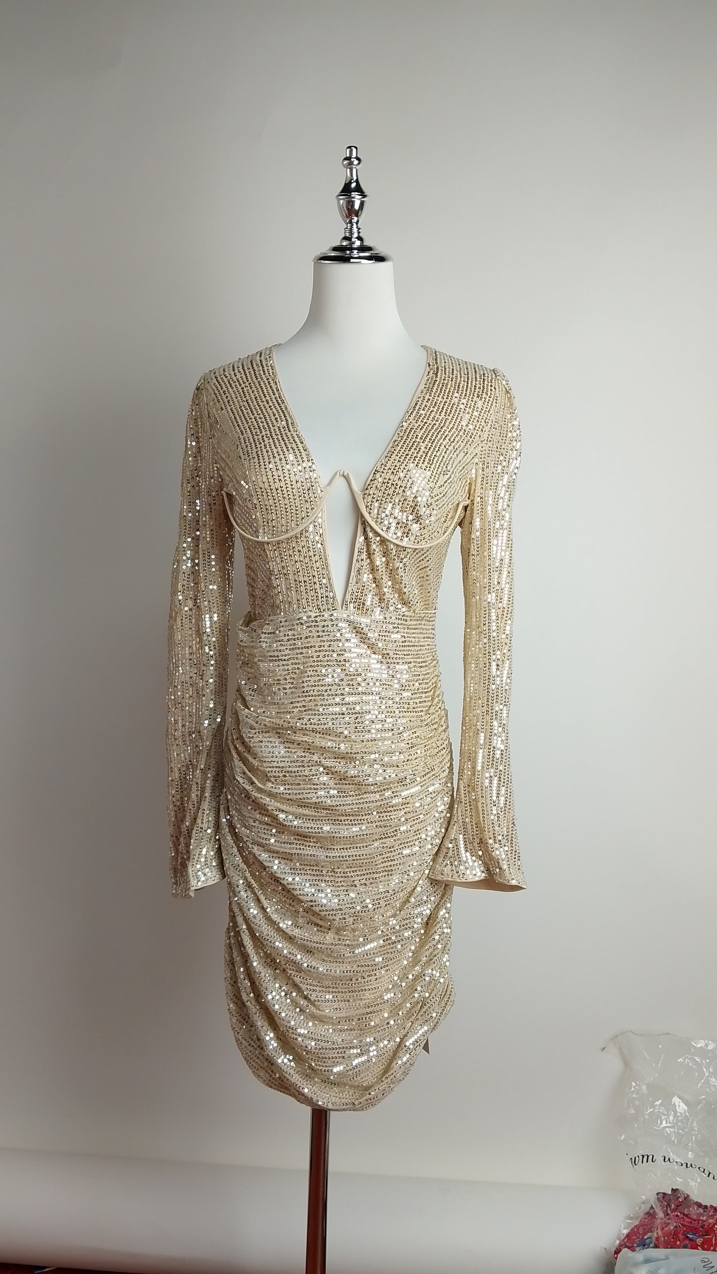 UV78 – Vestido dorado corto brillo