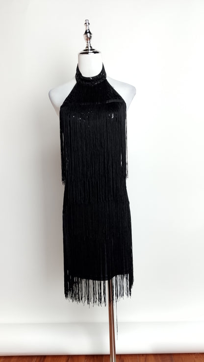 UV82 – Vestido negro con flecos