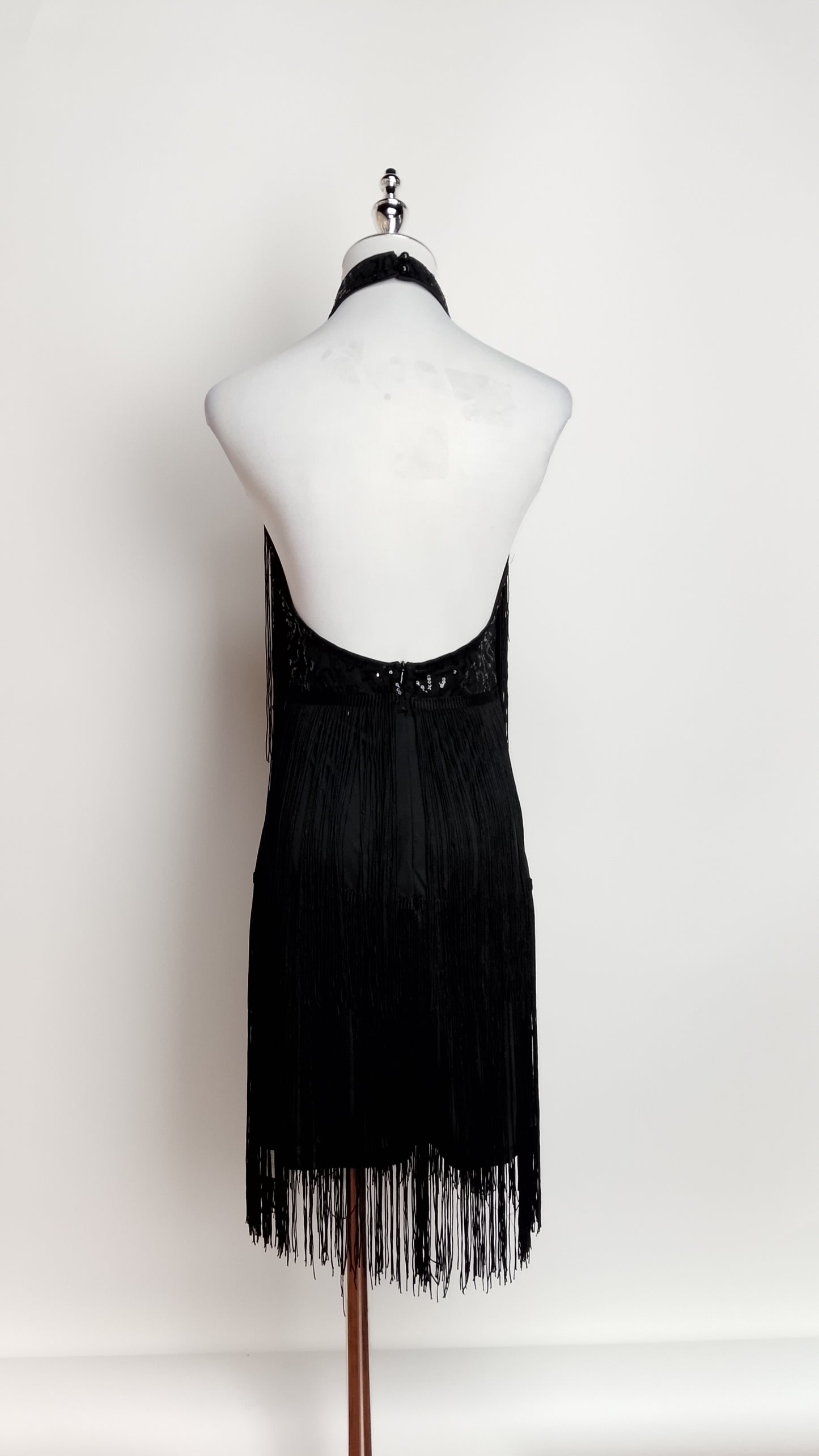 UV82 – Vestido negro con flecos