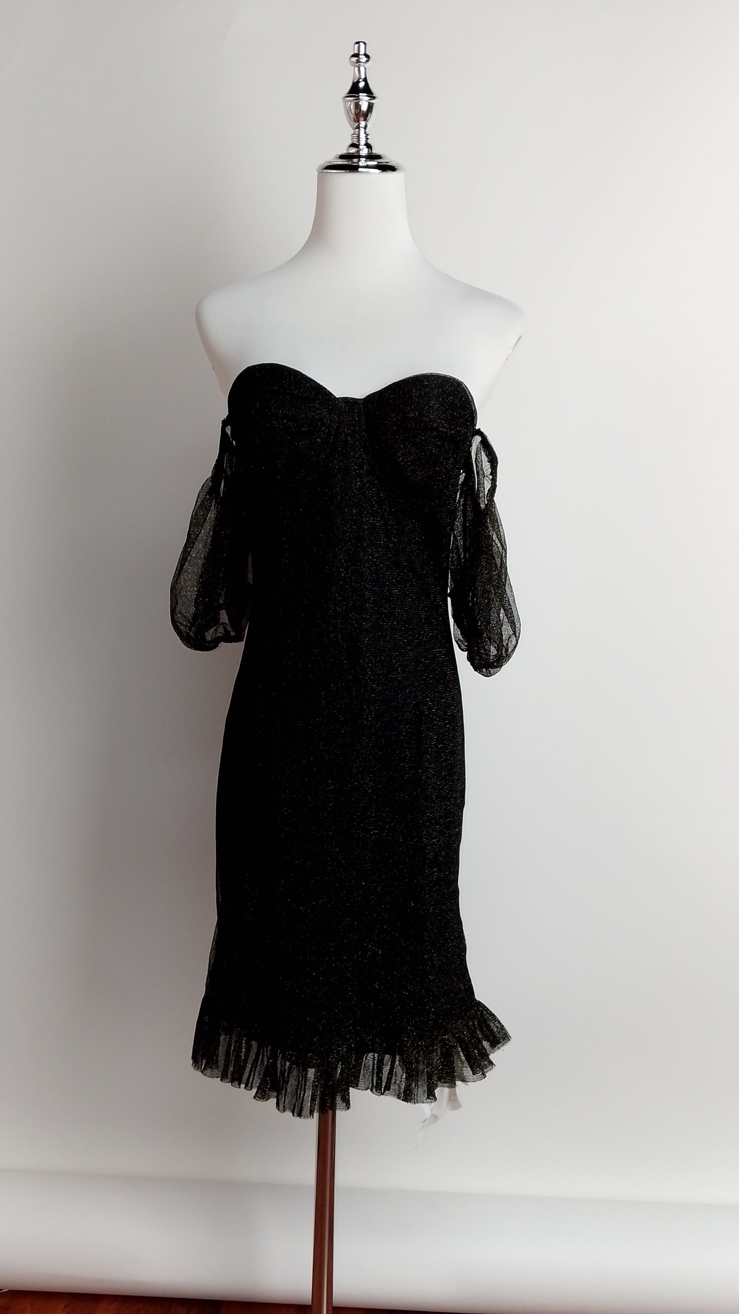UV70 – Vestido negro midi strapless
