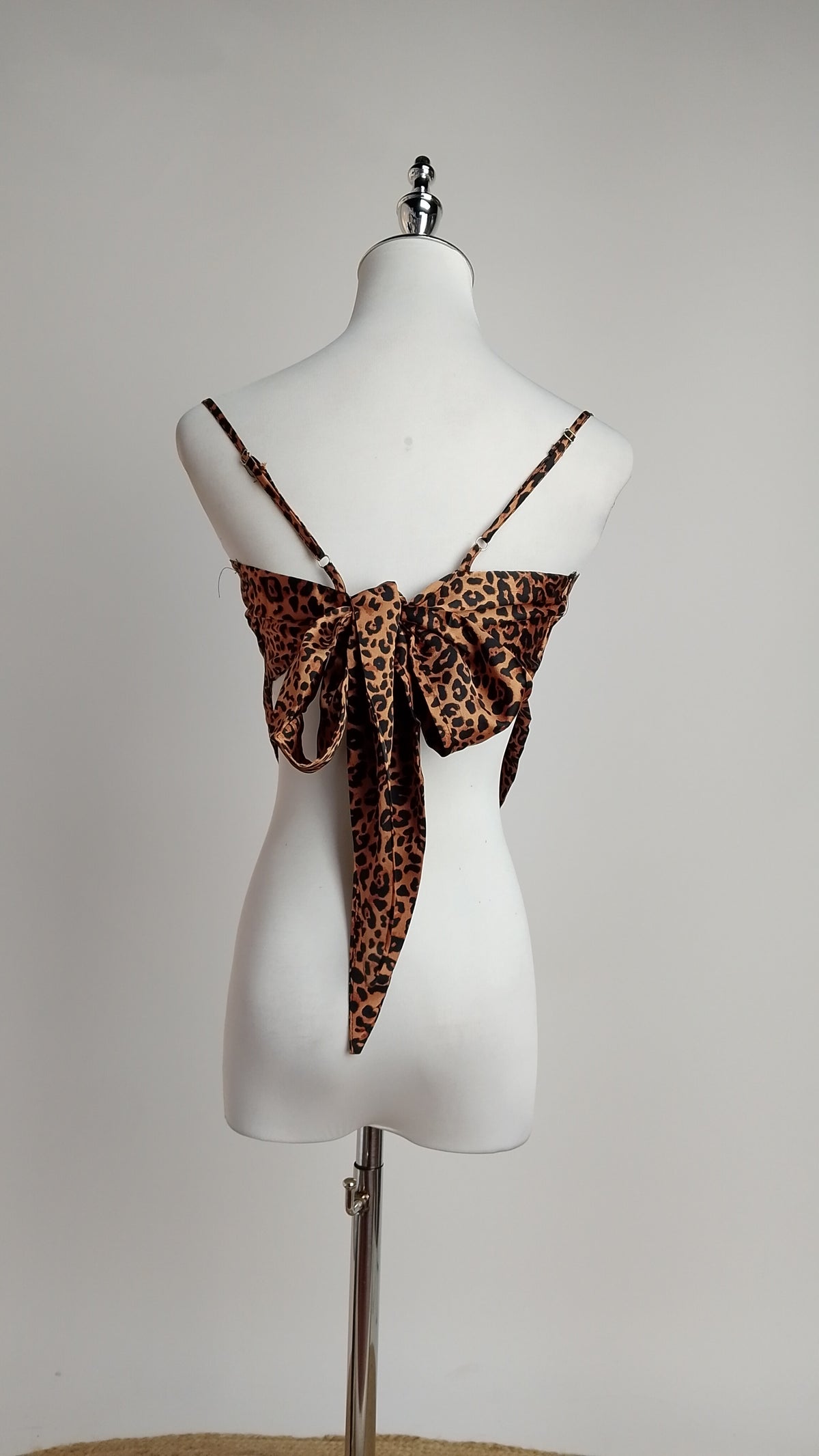 Top Halter Animal Print con Espalda Descubierta + Pantalón sastre beige /OUTEV77