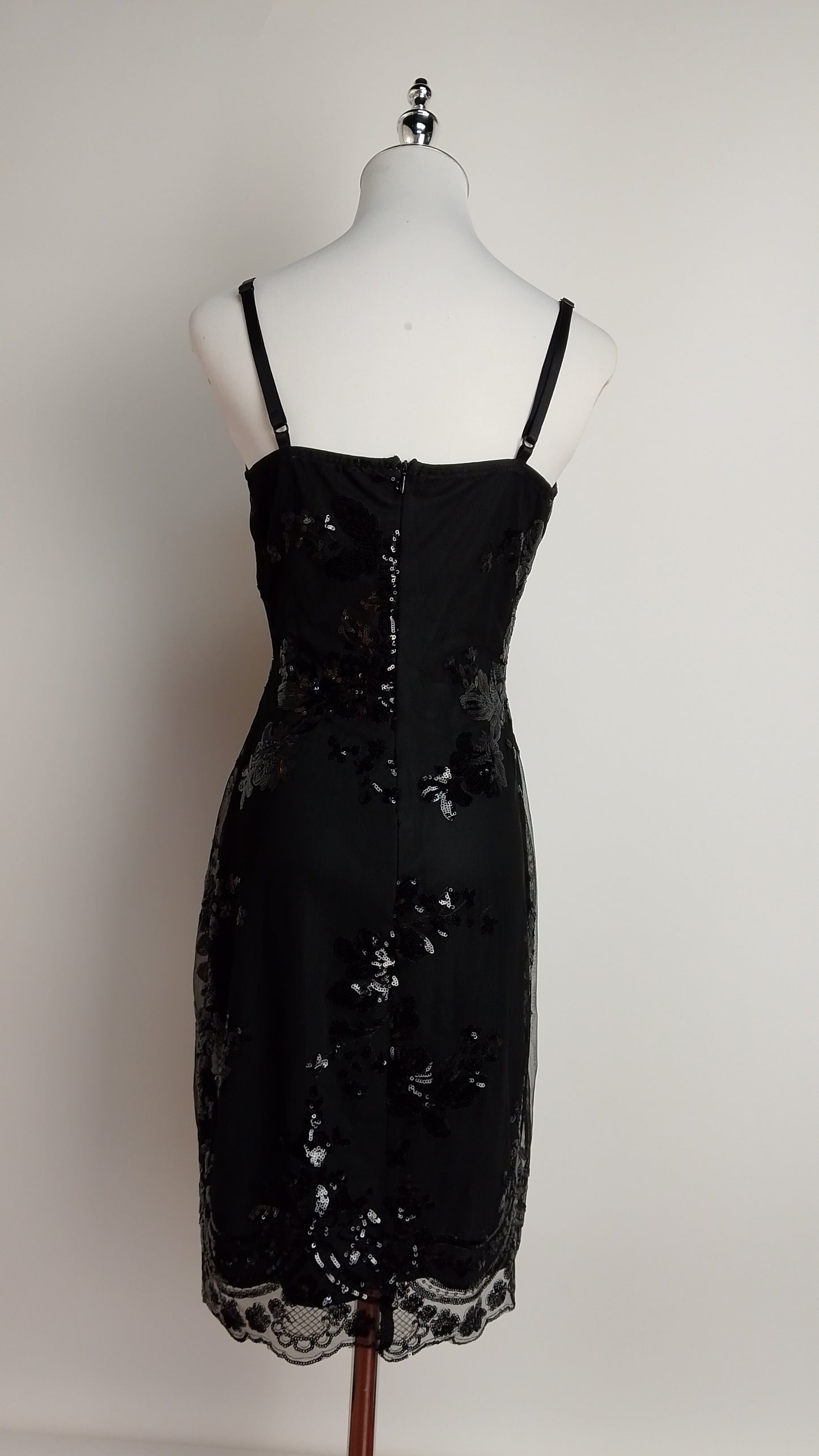 Vestido negro bordado / UV65