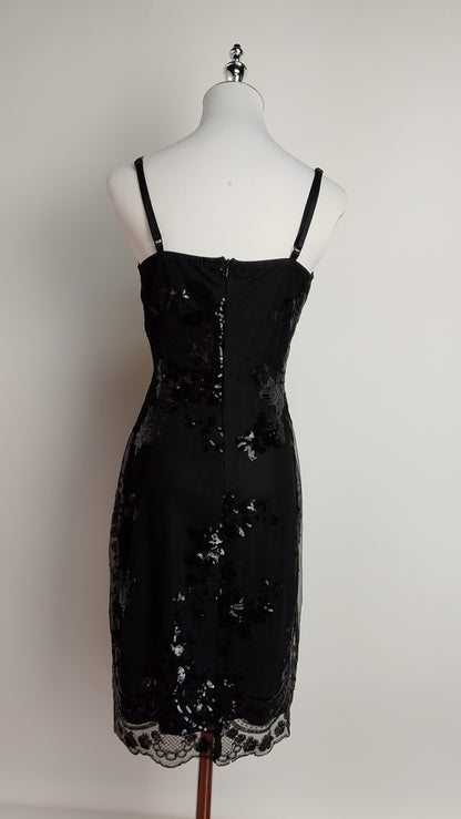 Vestido negro bordado / UV65