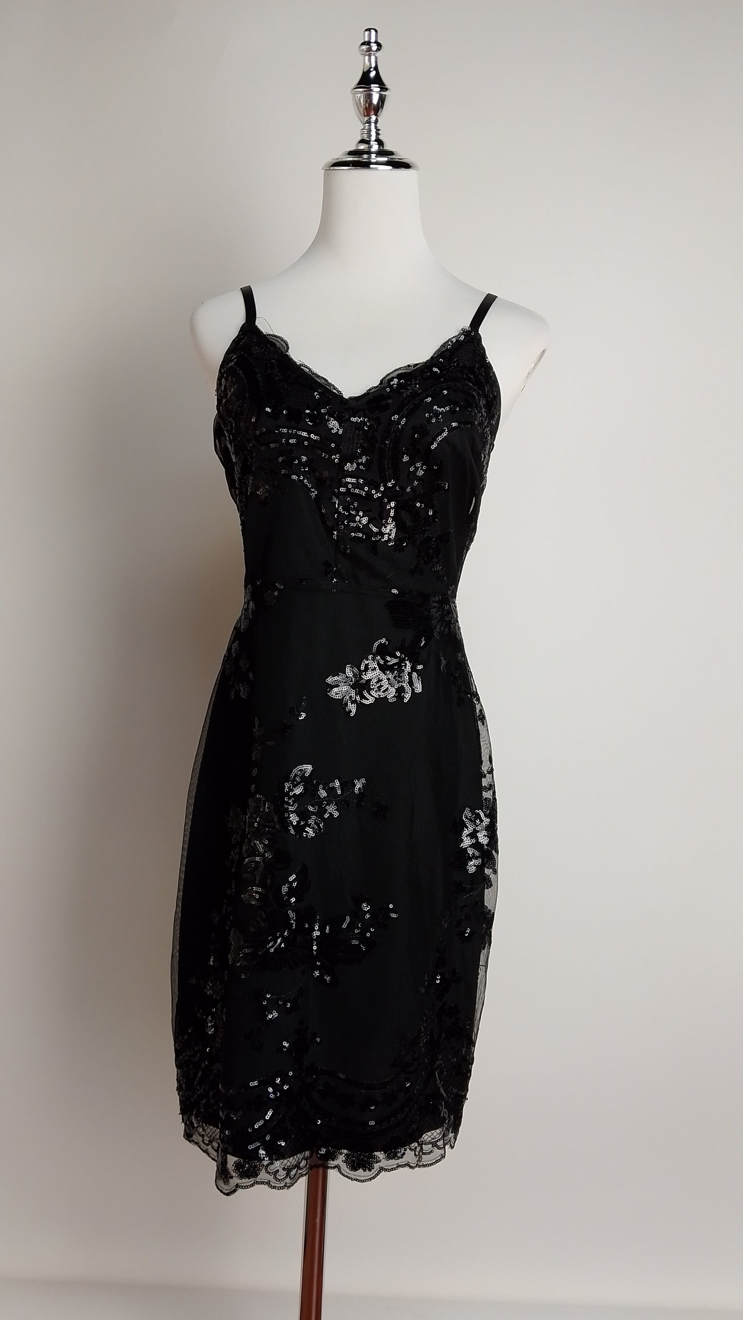 Vestido negro bordado / UV65